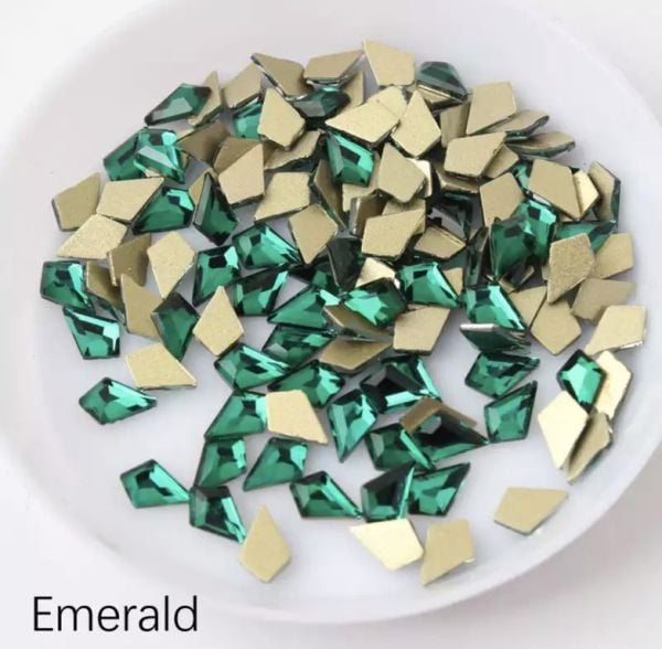 Taş Eşkenar Dörtgen Eğimli Emerald 4*6.5mm 2 Adet