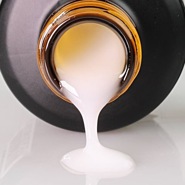 Momo Professional Gel In Bottle No.02, Akıllı Fırçalı Protez Tırnak Jeli, Süt Beyazı, 18 ml